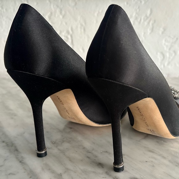 MANOLO BLAHNIK HANGISI
Black Satin Jewel Buckle Pumps - Picture 5 of 7
